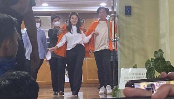 Diduga Peras Bos Skincare Rp4 Miliar, Nikita Mirzani Resmi Ditahan!
